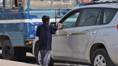 أمهات يؤجرن أبناءهن لتدبير احتياجاتهم.. «سيدة» تسلم «طفلها» لمتسولة مقابل 300 جنيه يوميًا.. «أخرى» تبيع جسد ابنتها لراغبي المتعة بـ 150 جنيها في الليلة.. و50 جنيها «