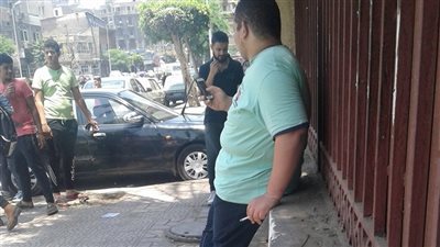 طلاب «القديس يوسف» يدخنون السجائر قبل دخولهم اللجنة