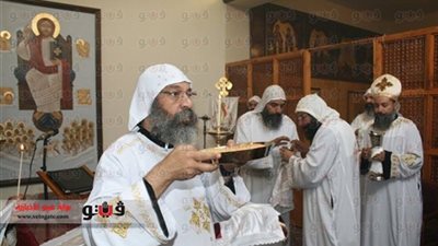 الأنبا روفائيل يرأس قداس الصلاة بمطرانية الأرثوذكس بـ