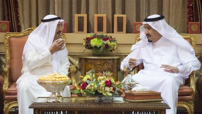 بالصور..الملك سلمان يستقبل أمير الكويت بقصره في الرياض