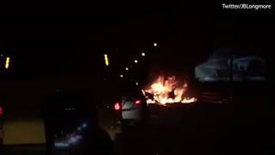 بالفيديو والصور.. شاب يترك فتاة تحترق داخل سيارته