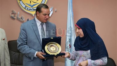 رئيس جامعة سوهاج يكرم أول كفيفة تحصل على الماجستير (صور)