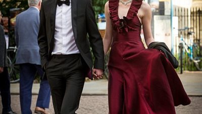 بالفيديو والصور.. طلاب «كامبريدج» يحتفلون بنهاية الامتحانات بالشمبانيا