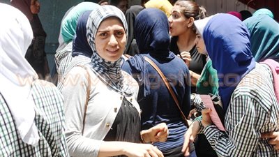 25 صورة ترصد «توتر وقلق» طلاب الثانوية قبل أداء امتحانات اليوم