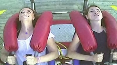 بالفيديو.. رد فعل فتاة حسناء على ركوب الملاهي