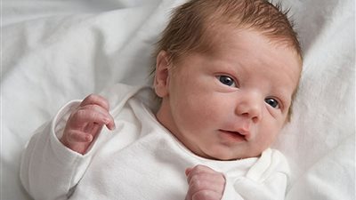 كيف يراك طفلك منذ ولادته حتى عمر سنة؟