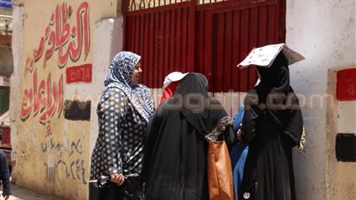 بالصور.. معاناة أولياء أمور الطالبات أمام لجان «الزهراء»