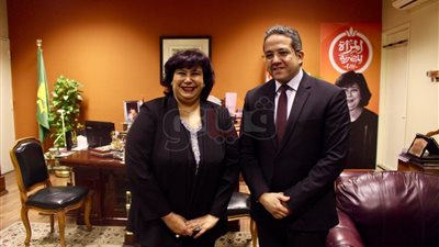 وزير الآثار وهيكل يهنئان إيناس عبد الدايم في مكتبها بالأوبرا (صور)