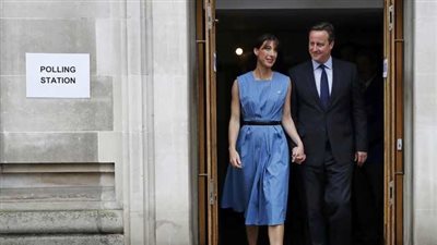 بالصور.. كاميرون وزوجته يدليان بصوتيهما في استفتاء الاتحاد الأوروبي