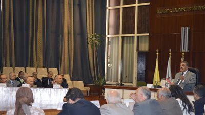 وزير قطاع الأعمال يعتمد موازنة الشركة القابضة للسنة المالية الجديدة