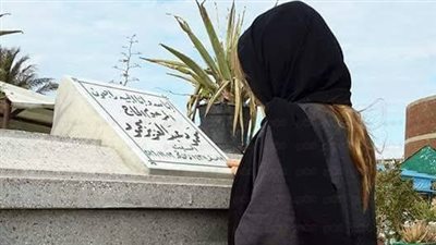 بالصور.. بوسي شلبي تزور قبر محمود عبد العزيز في عيد الحب