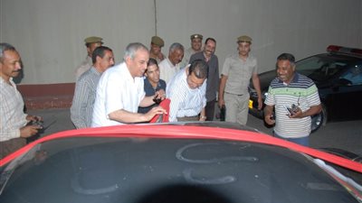 محافظ أسيوط يلتقط صورا تذكارية مع عروسين أثناء تفقده للحركة المرورية