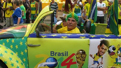 «انقلاب» في مزاج البرازيليين بعد افتتاح المونديال.. الاحتجاجات تتحول إلى أفراح بمنتخب «السامبا».. عمال يعلقون إضرابهم ويتزينون بأعلام البرازيل.. ومباراة البداية تتغلب على احتفالات 