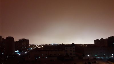 موجة طقس متقلبة مصحوبة بغبار وغيوم تضرب الكويت (فيديو)