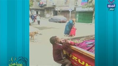 بالفيديو.. «العسقلاني» يصل للطفل المعلق بـ«سيارة اللحمة»