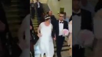 بالفيديو.. زواج شاب من عجوز فرنسية يثير جدلا واسعا
