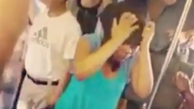 بالفيديو.. بائعة «صراصير» تثير الرعب في مترو نيويورك