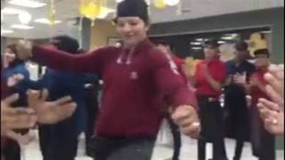 بالفيديو.. «وصلة رقص» على أنغام الأغاني الشعبية لعمال «ماكدونالدز»