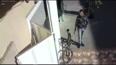 بالفيديو.. لحظة سرقة شاب دراجة هوائية في وضح النهار