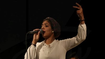 أمنية خليل تطرب آذان عشاقها بـ«أمي» (صور)