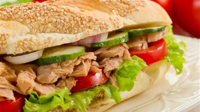 قدمي لأسرتك ساندويتش التونة بالأفوكادو والمايونيز لعشاء دافئ