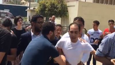 بالفيديو.. لحظة خروج مالك عدلي من قسم شرطة شبرا الخيمة