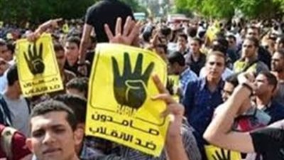 متظاهرو «الإخوان» يطلقون الألعاب النارية في مسيرة بالمطرية