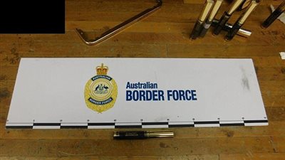 بالصور.. القبض على امرأة تخبئ 2 كيلو كوكايين بمكان غير متوقع