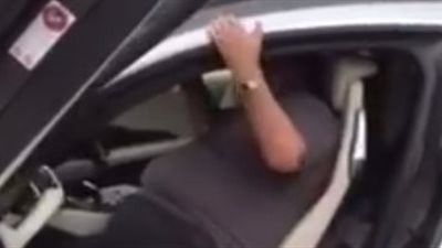 بالفيديو.. رجل بدين يتعرض لموقف محرج في سيارته الفارهة