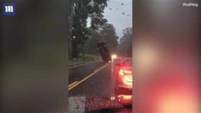 بالفيديو والصور.. عاصفة تترك سيارة معلقة في الهواء بشكل غريب