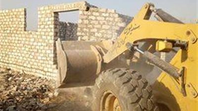 بالصور.. إزالة 10 حالات تعد على حرم الطريق الحر بقليوب