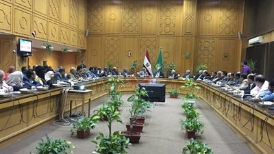 وزير التنمية المحلية يجتمع بالجهاز التنفيذي بالإسماعيلية