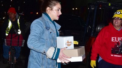 بالصور.. شايلين وودلي تهدي كعكا لجمهورها بنهاية «The Late Show»