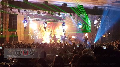 بدء فقرة الألعاب النارية لـ «أحمد عصام» في حفل عمرو دياب بعيد الحب