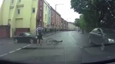 بالفيديو والصور.. الغضب يقود راكب دراجة لضرب سائق بوحشية