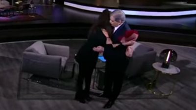 بالفيديو.. غادة عادل تحتضن أسامة كمال بعد إهدائها «ورد» في الفالنتين