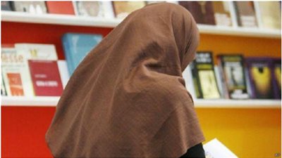 معاناة مسلمى الغرب في رمضان.. مدارس بريطانيا تمنع الطلاب من الصيام والرابطة الإسلامية تندد بالقرار.. حظر صلاة التراويح في شوارع فرنسا.. وموظفو الصين يوقعون على تعهد بالإفطار