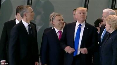 «لعب كبار».. ترامب يزيح قائد أوروبي أثناء التقاط صورة: هقف قدام!