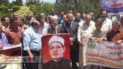 بالصور.. وقفة لأساتذة الأزهر بأسيوط تنديدا بتطاول 