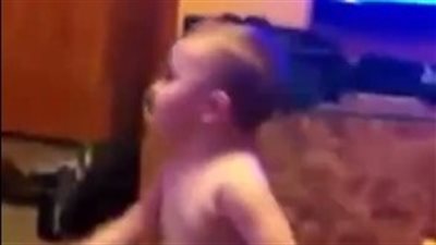 بالفيديو.. طفل يحول لعبته إلى آلة موسيقية بطريقة مضحكة