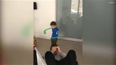 بالفيديو والصور.. محاولات رجل تعليم ابنه الجولف تنتهي بشكل مروع