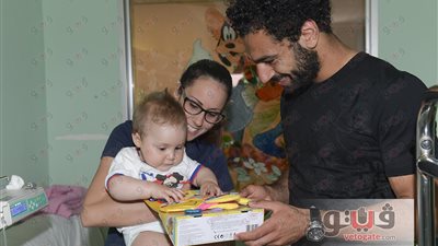 بالصور.. محمد صلاح يوزع الهدايا على أطفال مرضى مستشفى روما