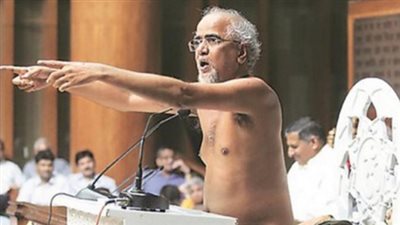 رجل يخطب في جلسة للبرلمان بالهند عاريا