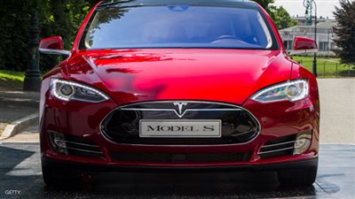 تسلا تعرض سيارتها الكهربائية بدبي