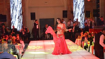 بالصور.. إيمي سلطان تحيي أولى فقرات حفل عيد الحب بفورسيزون