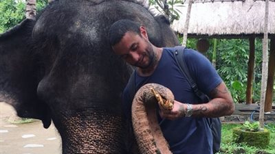 «أحمد الفيشاوى» يطعم الأفيال في أحدث صور من إندونيسيا