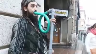 رجل يحول مكنسة كهربائية لآلة موسيقية (فيديو)