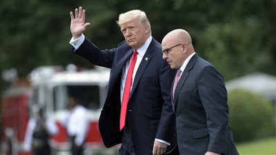 صحيفة أمريكية تكشف عن المتسبب في إقالة مستشار ترامب للأمن القومي