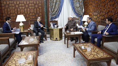 بالفيديو والصور.. تفاصيل لقاء شيخ الأزهر بالسفير المصرى بلبنان