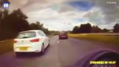 بالفيديو والصور.. سائق دراجة نارية يتجنب السقوط أسفل شاحنة